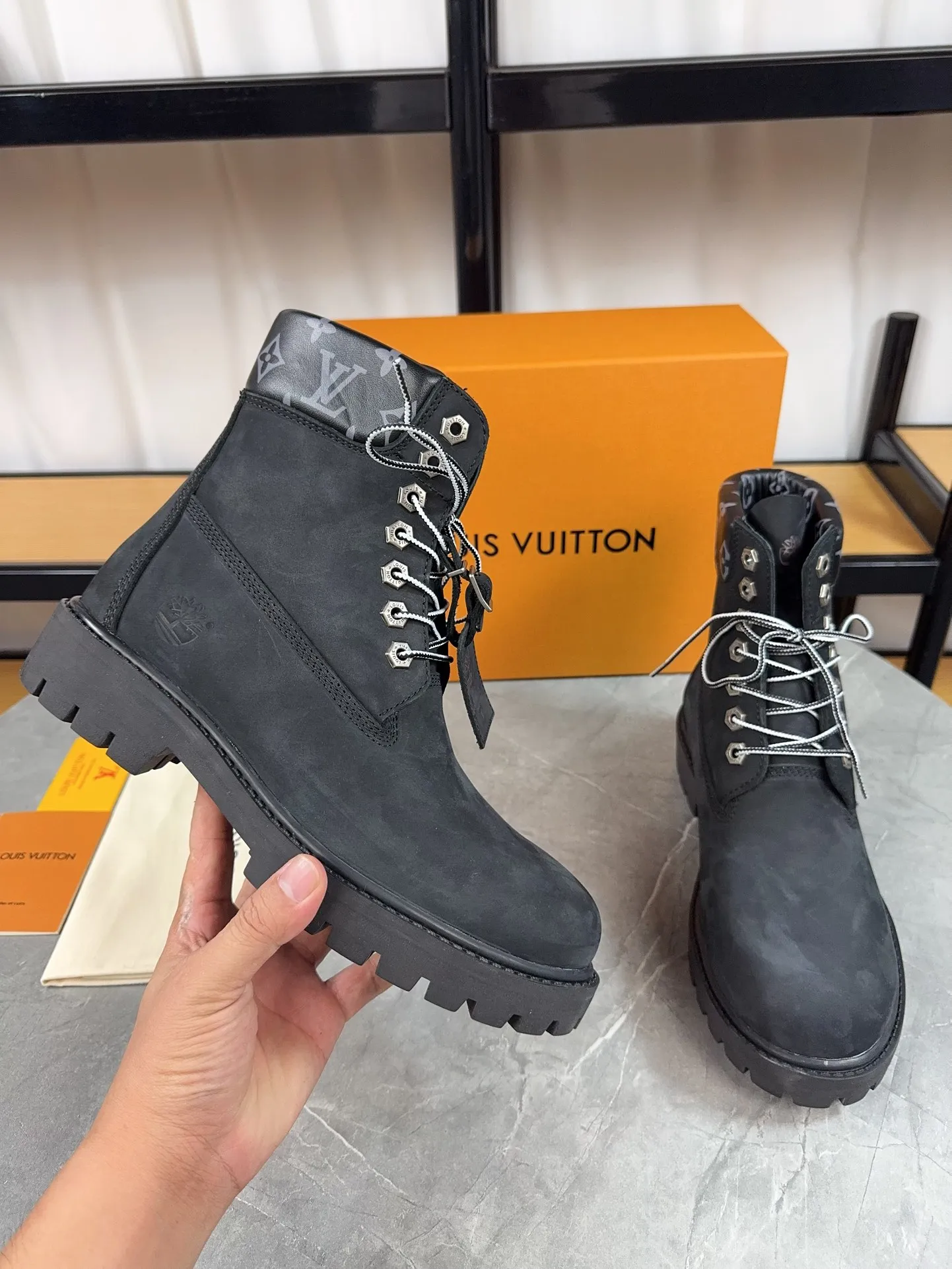 Couple model 💰700 ❤️Top version: Couple model LV x Timberland Timberland joint model Presbyopia Embossed Rhubarb boots Ankle boots Short boots LV x Timberland ankle boots are made of Monogram embossed waterproof nubuck cow leather, relying on the brand's exquisite craftsmanship to carefully reshape the classic Timberland 6-inch boot shape in Italy, and make an eye-catching appearance in 2024 created by Pharrell Williams with American workwear style Autumn and winter menswear show. Monogram embossed tongue, original Timberland laces and outsole are exquisite details, and the leather label expresses the cooperation logo. Exquisite packaging at the delivery counter🛍📦 ▪️Material: Original customized imported first-layer cowhide ▪️Inner lining: Original customized leather lining/mesh lining ▪️Outsole: Original molded anti-slip rubber material ▪️Sole thickness: 3.5CM ▪️Size: Women's 35-40 Men's 39-46